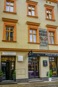 un negozio di fronte a un edificio con finestre di Aparthotel Delta Top a Cracovia