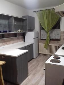 Una cocina o kitchenette en Apartmán Hugo