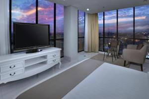 Hotel Neo Gajah Mada Pontianak by ASTON的电视和/或娱乐中心