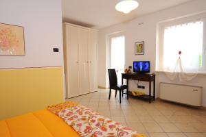 A television and/or entertainment centre at Agriturismo Terra E Sole