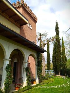 un bâtiment avec une horloge sur son côté dans l'établissement Villa Torre Zisa, à Teramo