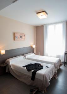 Łóżko lub łóżka w pokoju w obiekcie HOTEL RESTAURANT LES STALAGMITES