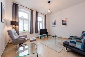 a living room with a couch and a tv at Leer Innenstadt 1 in Leer