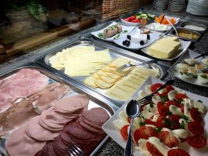 um buffet repleto de diferentes tipos de carnes e queijos em Pension Christiane em Sankt Kanzian