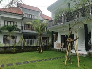 a view of the house from the garden at Hello Canggu Homestay in Canggu