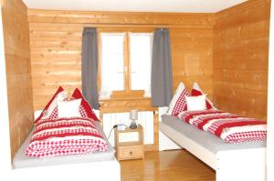 En eller flere senge i et værelse på Sertig Ferienwohnung