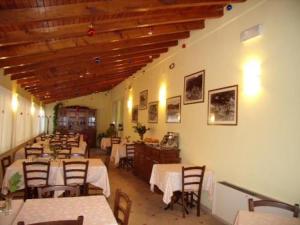 a dining room with tables and chairs in a restaurant at Hotel Del Golfo in Lerici