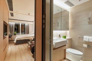Kylpyhuone majoituspaikassa CM+ Hotels and Serviced Apartments