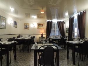 Logis Hôtel Restaurant L'Escale tesisinde bir restoran veya yemek mekanı