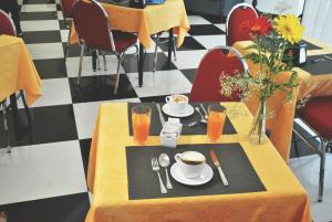 A restaurant or other place to eat at Hotel Columbia