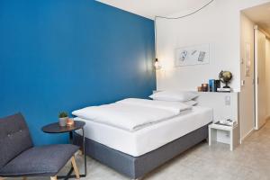 H.ome Serviced Apartments München tesisinde bir odada yatak veya yataklar