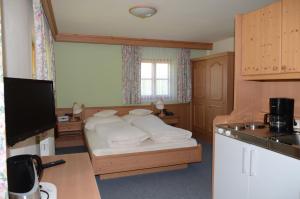 1 dormitorio con 1 cama con almohadas blancas en Adlerhof, en Leutasch