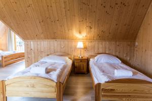 Posteľ alebo postele v izbe v ubytovaní udanypobyt Apartamenty Przy Lesie 2