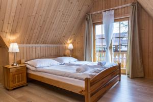Posteľ alebo postele v izbe v ubytovaní udanypobyt Apartamenty Przy Lesie 2