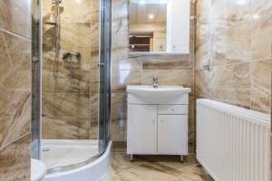 Kúpeľňa v ubytovaní udanypobyt Apartamenty Przy Lesie 2