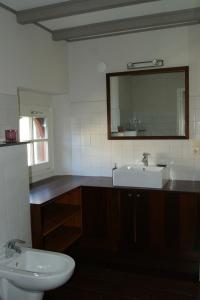 W łazience znajduje się umywalka i lustro. w obiekcie Het Sibberhuuske w mieście Valkenburg