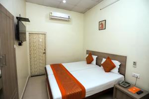 Postel nebo postele na pokoji v ubytování Hotel Jaisingh Palace