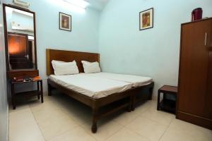 Postel nebo postele na pokoji v ubytování Hotel Jaisingh Palace