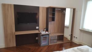 A kitchen or kitchenette at Champagne Rooms