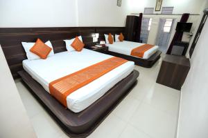 Postel nebo postele na pokoji v ubytování Hotel Jaisingh Palace