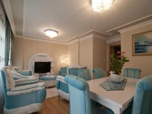 ein Esszimmer mit einem Tisch und blauen Stühlen in der Unterkunft Aymira Suite Hotel in Istanbul