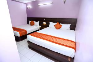 Postel nebo postele na pokoji v ubytování Hotel Jaisingh Palace