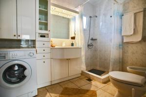 A bathroom at Villa Achilleas