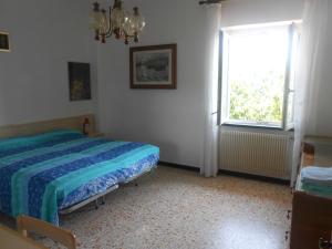 sypialnia z łóżkiem i oknem w obiekcie La Foce Del Prato w mieście Framura