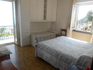 sypialnia z 2 łóżkami i 2 oknami w obiekcie La Foce Del Prato w mieście Framura