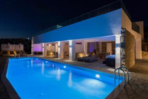Bazén v ubytovaní Amperian Mykonos Suites & Villas alebo v jeho blízkosti