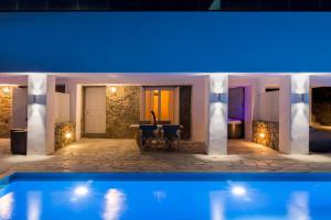 Bazén v ubytovaní Amperian Mykonos Suites & Villas alebo v jeho blízkosti