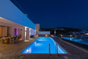Bazén v ubytovaní Amperian Mykonos Suites & Villas alebo v jeho blízkosti