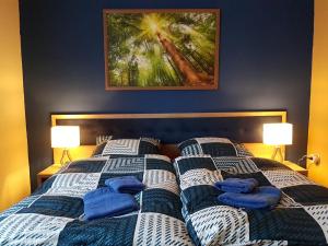 een slaapkamer met twee bedden met blauwe kussens erop bij Ferienhaus Wohnen unter Freunden in Arnstadt