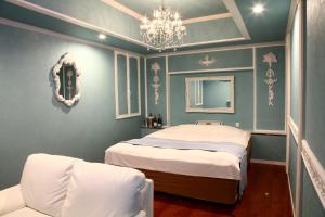 Un pat sau paturi într-o cameră la Santa no Ouchi-LoveHotel