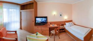 TV a/nebo společenská místnost v ubytování Kurhotel Anders