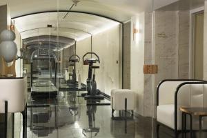 a bathroom with a hair salon with mirrors at Le Narcisse Blanc in Paris