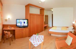 TV a/nebo společenská místnost v ubytování Kurhotel Anders