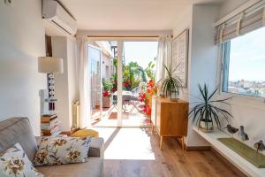 Posezení v ubytování Secret Garden Apartment by Hello Homes Sitges