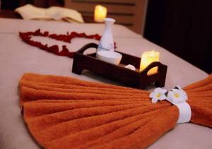 Uma cama ou camas num quarto em Summit Parkview Yangon