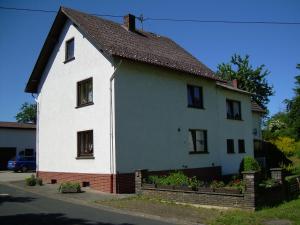 ein weißes Haus mit schwarzem Dach in der Unterkunft Ferienhaus Burggraf in Zermüllen