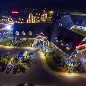 una vista aérea de un edificio por la noche en Dwór Kresowy en Radymno