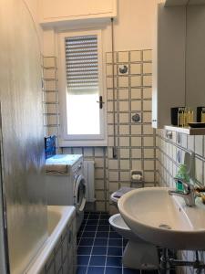 a bathroom with a sink and a toilet at Casa gli Scogli in Chiavari