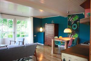 een keuken en een woonkamer met een tafel en stoelen bij BnB De Peelvos in Deurne