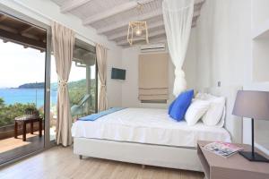 Giường trong phòng chung tại Theasea
