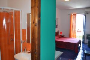 - Baño con 1 dormitorio con 1 cama y bañera en Bed& Breakfast Maredomus, en Milazzo