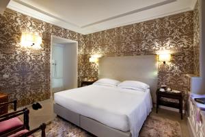 Кровать или кровати в номере The Ashbee Hotel