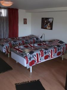 1 dormitorio con 2 camas en una habitación en Stenaberg en Kungsbacka
