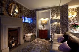 Телевизор и/или развлекательный центр в The Ashbee Hotel