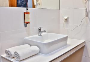 biała umywalka z ręcznikami na ladzie w obiekcie HOTEL LUBLIN w mieście Lublin +17 zdjęć