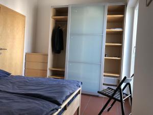 ein Schlafzimmer mit einem Bett und einem Schrank in der Unterkunft Ferienwohnung Kronegarten in Gmunden